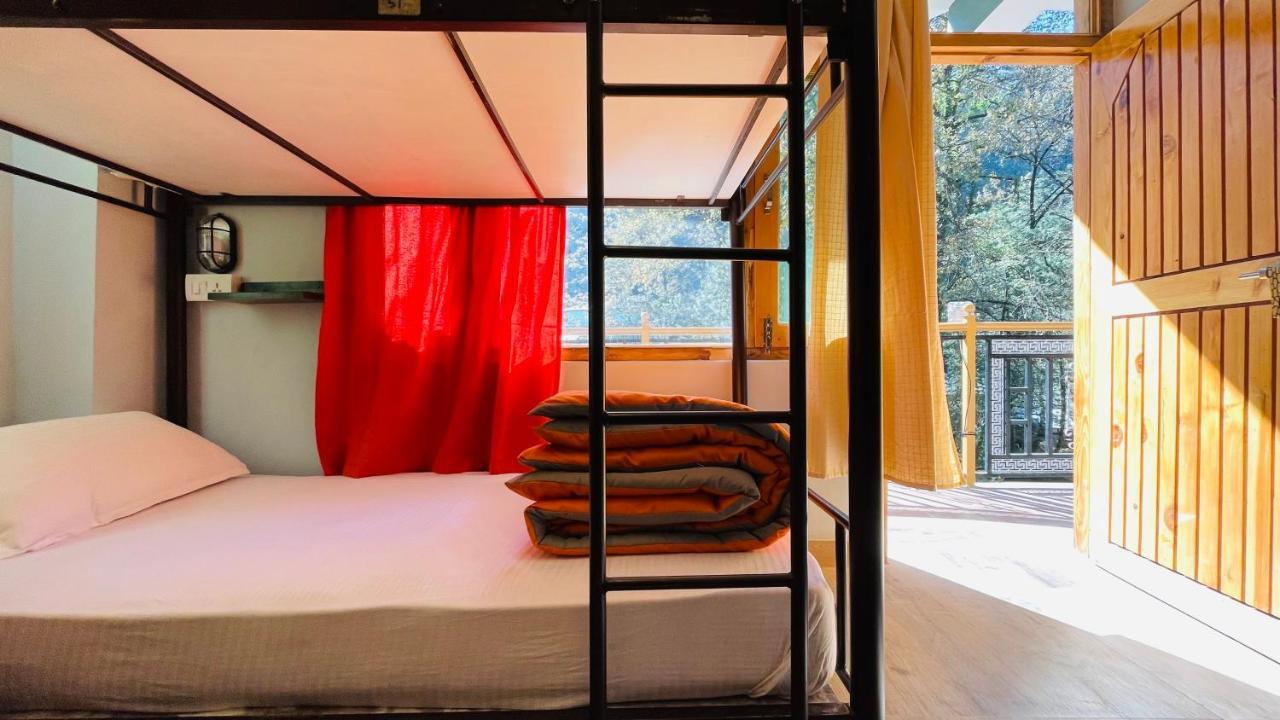 Madpackers Jibhi - Of Streamsides & Waterfalls Buitenkant foto
